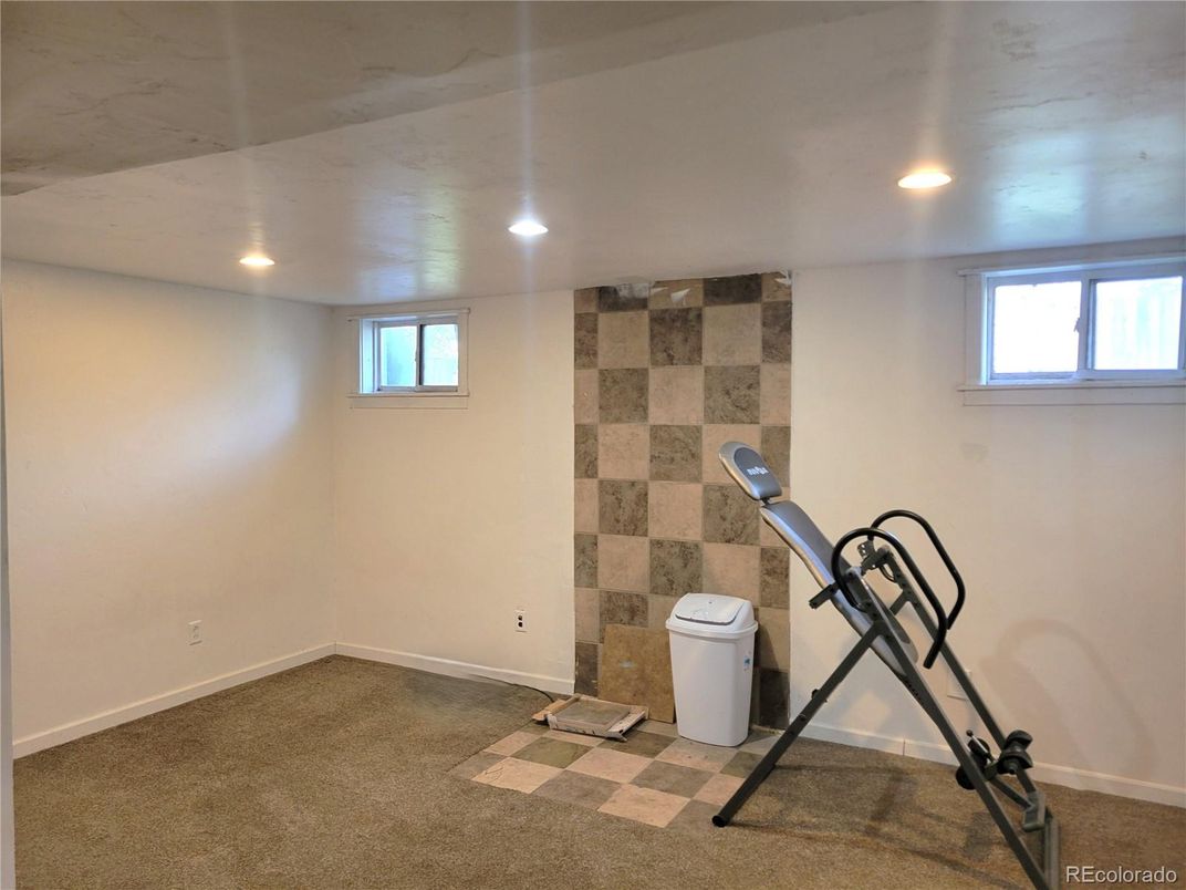 Empty room, Fitness Equipment, Interior, Recessed Lighting