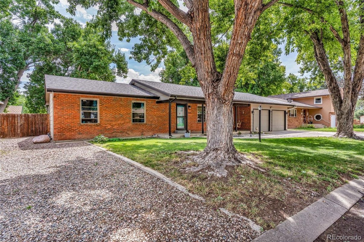 Attached, Backyard, Exterior, Facade, Brick Facade, Ranch