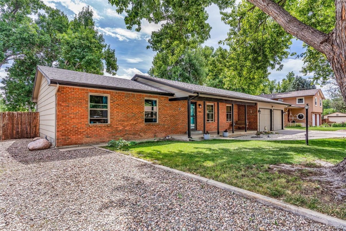 Exterior, Facade, Brick Facade, Ranch