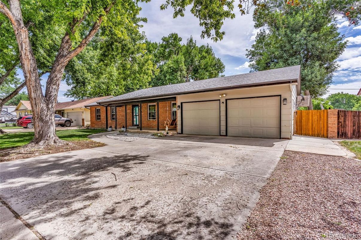 Attached, Exterior, Facade, Brick Facade, Ranch