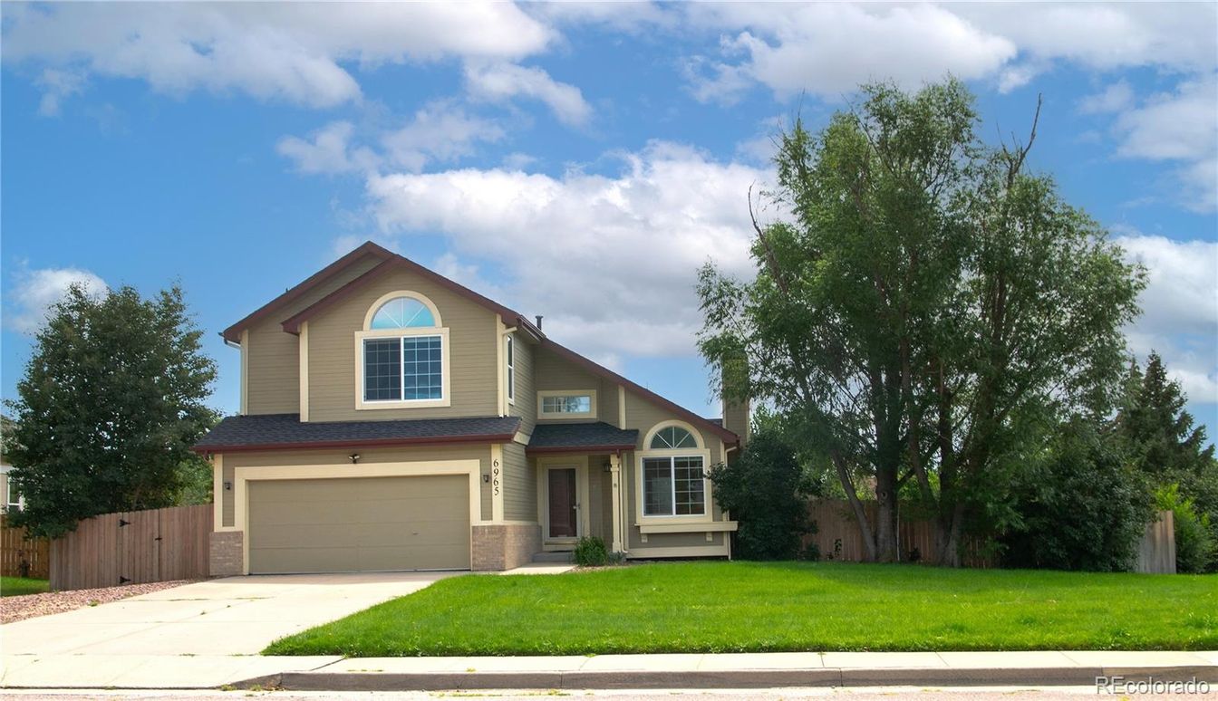 Attached, Exterior, Facade, American Craftsman