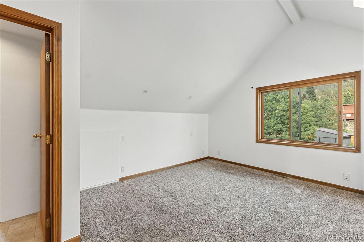 Empty room, Interior