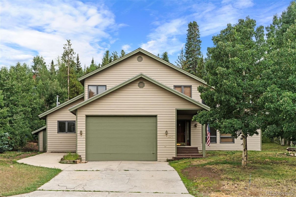 Attached, Exterior, Facade, American Craftsman