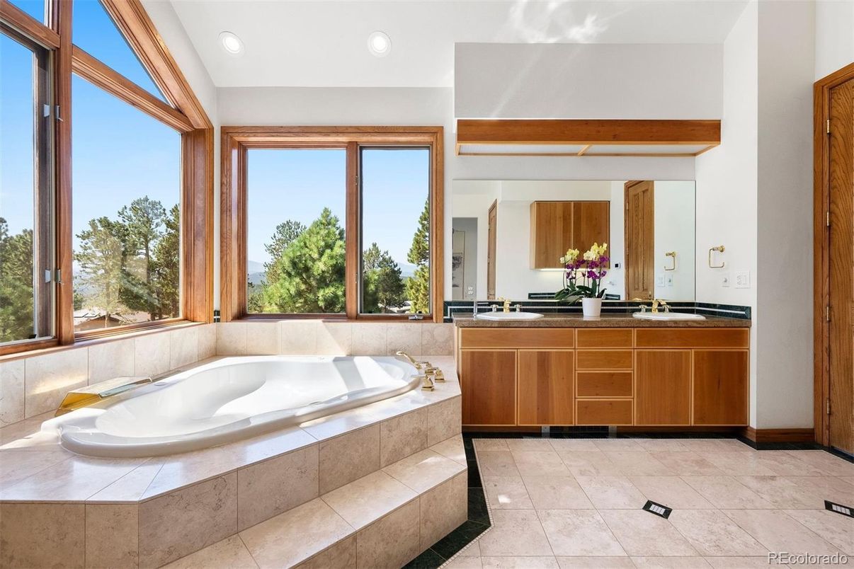 Bathroom, Dual Sink Vanities, Interior, Recessed Lighting