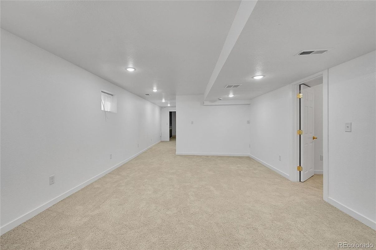 Empty room, Interior, Recessed Lighting