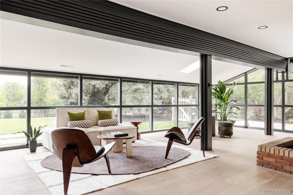 Interior, Living room, Recessed Lighting, Sun Room, Wood Texture Flooring