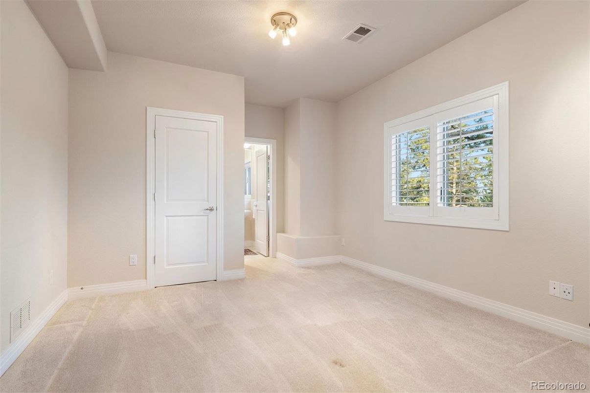 Empty room, Interior