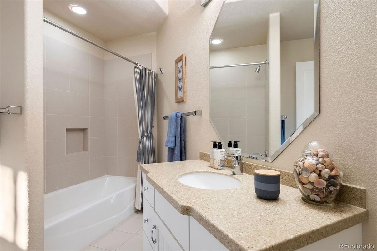 Bathroom, Dual Sink Vanities, Interior, Recessed Lighting