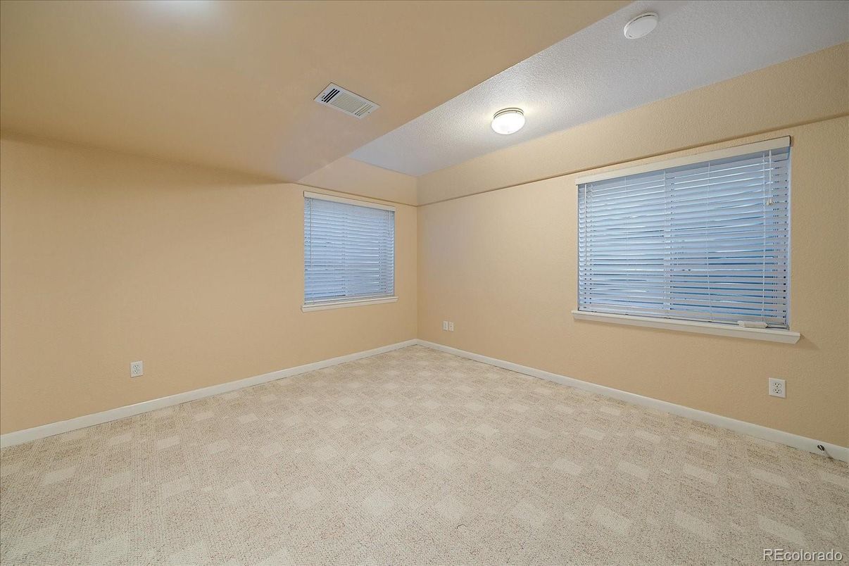 Empty room, Interior