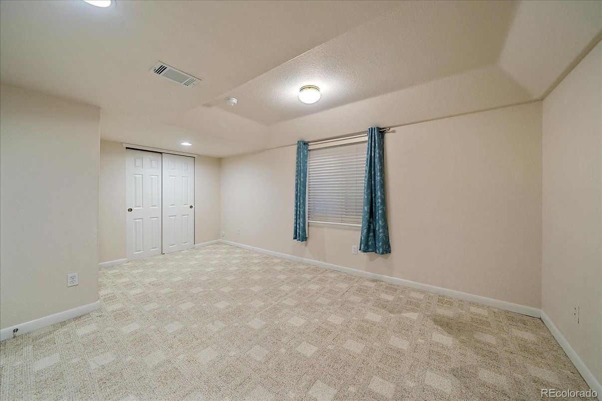 Empty room, Interior, Recessed Lighting
