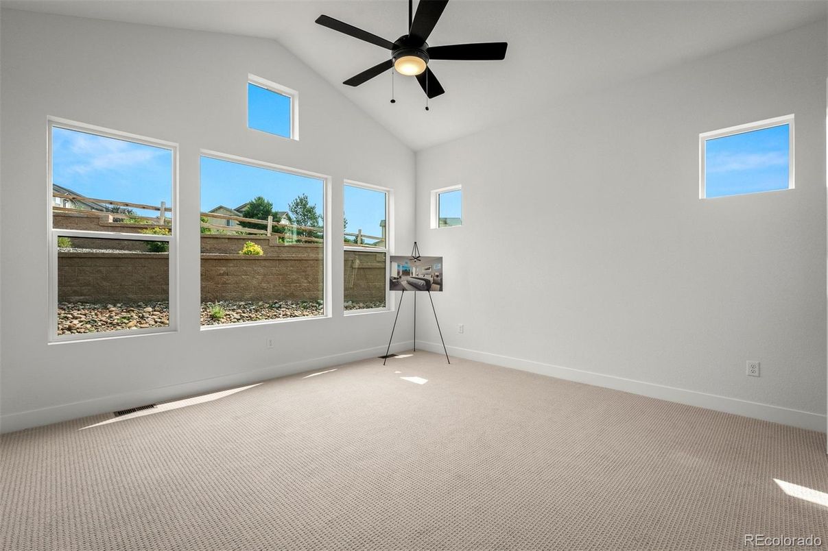 Empty room, Interior