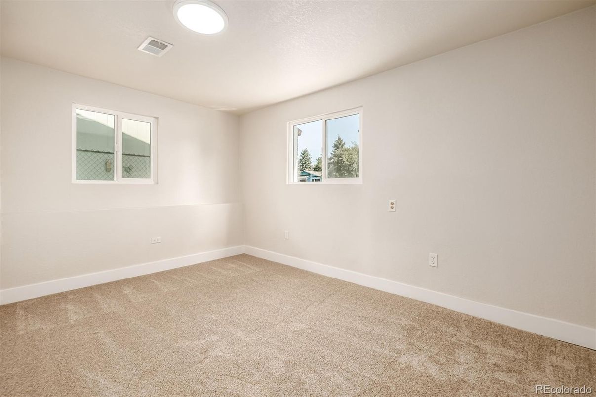 Empty room, Interior
