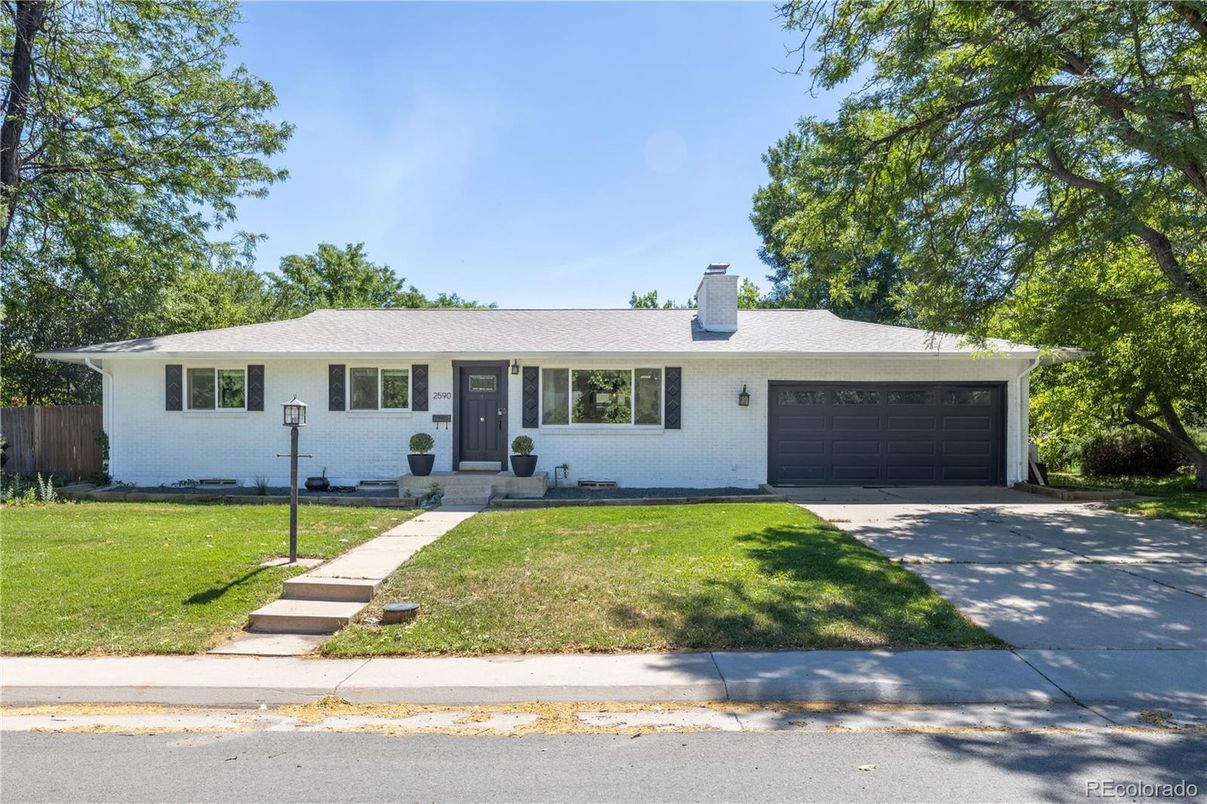 Attached, Exterior, Facade, Ranch