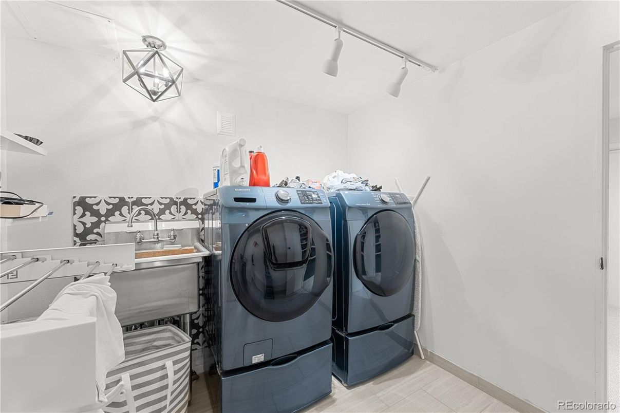 Interior, Washer, Wood Texture Flooring