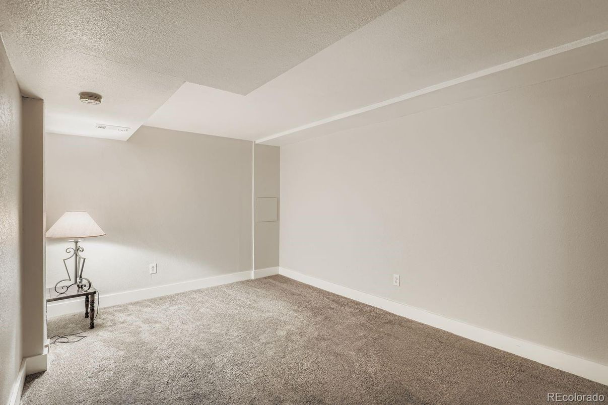 Empty room, Interior