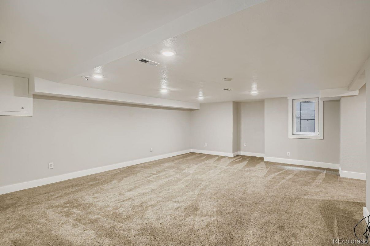 Empty room, Interior, Recessed Lighting