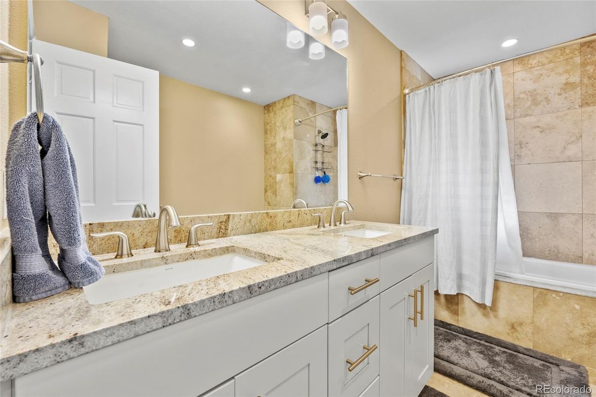 Bathroom, Dual Sink Vanities, Interior, Recessed Lighting