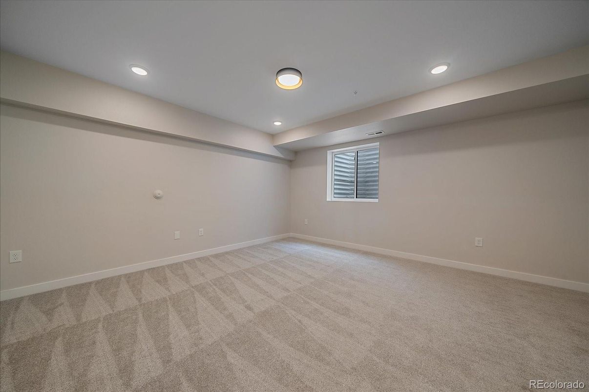 Empty room, Interior, Recessed Lighting