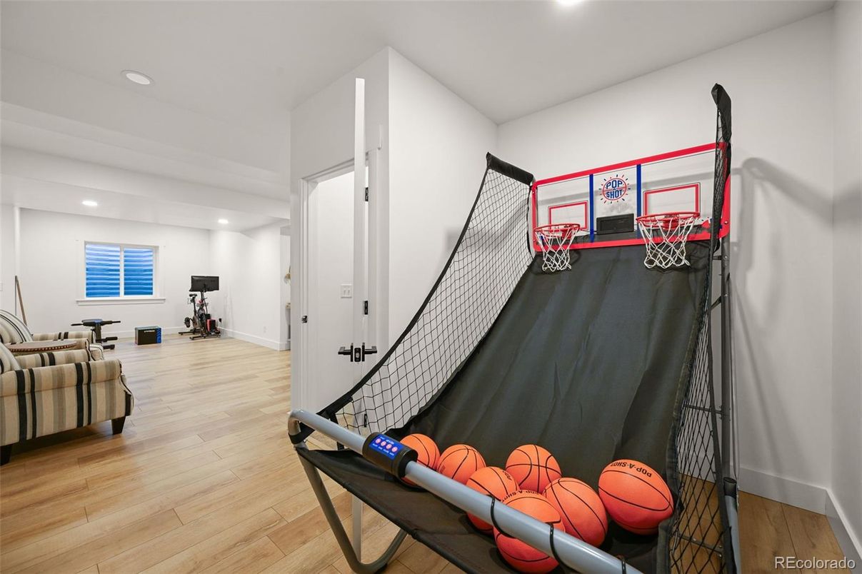 Fitness Equipment, Interior, Recessed Lighting, Wood Texture Flooring
