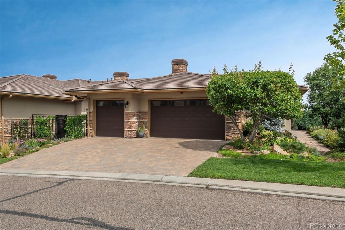 Attached, Exterior, Facade, Ranch
