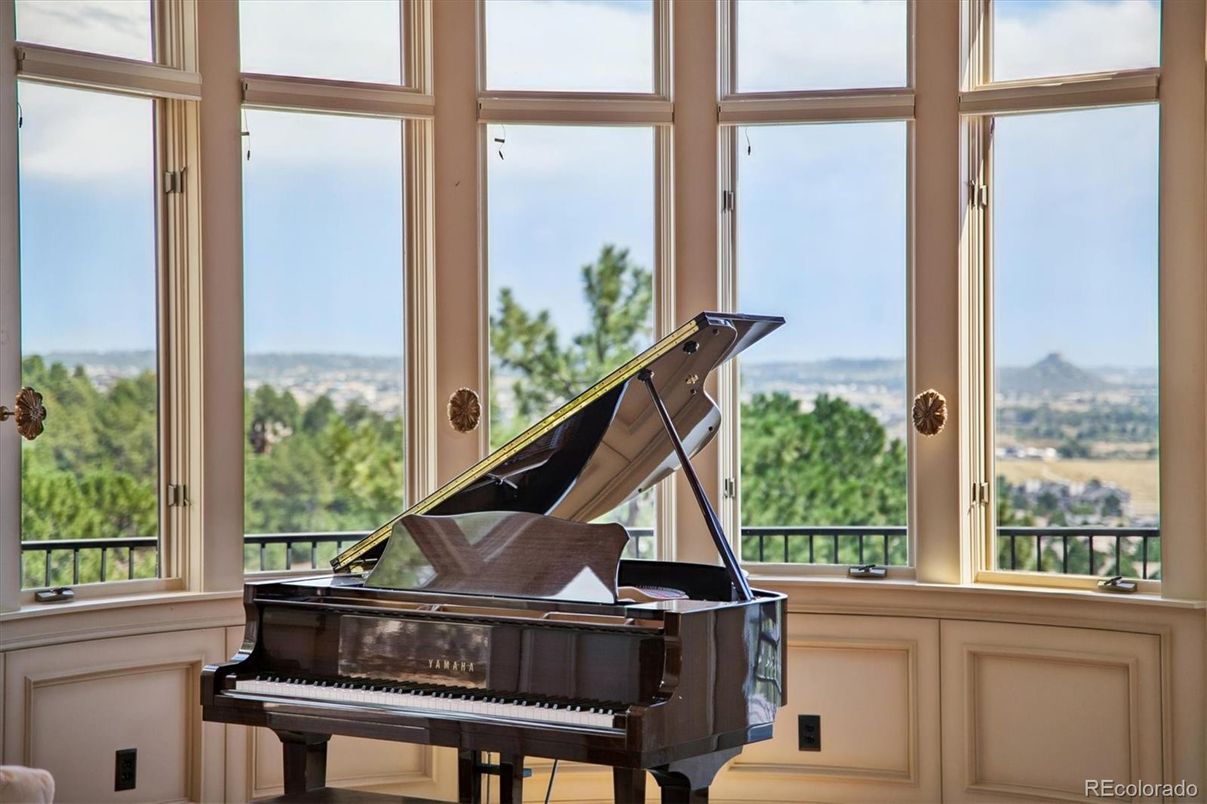 Interior, Piano