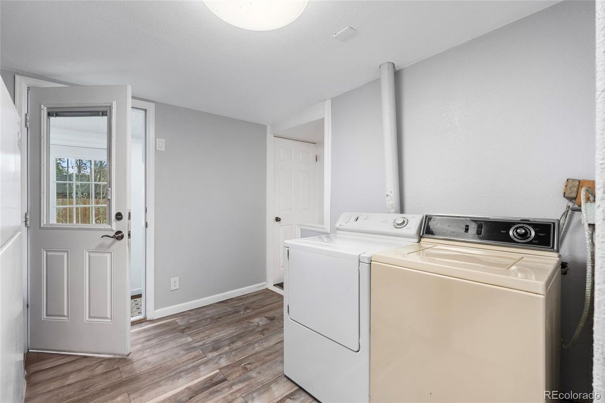 Interior, Washer, Wood Texture Flooring