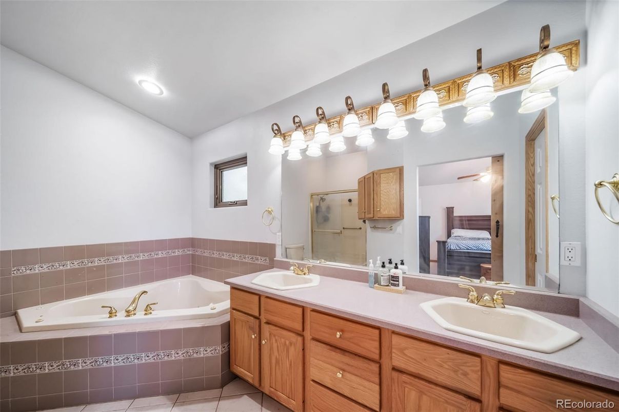 Bathroom, Dual Sink Vanities, Interior, Recessed Lighting