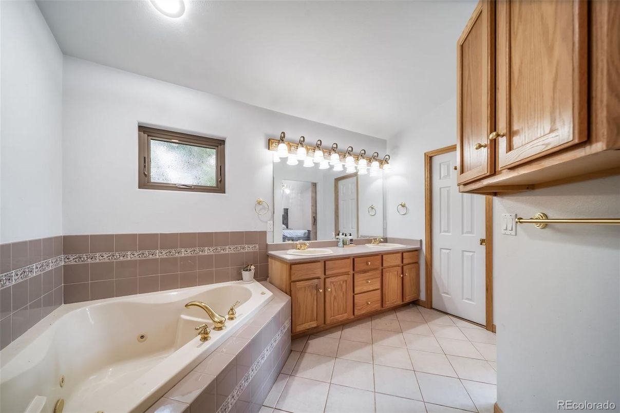 Bathroom, Dual Sink Vanities, Interior, Recessed Lighting