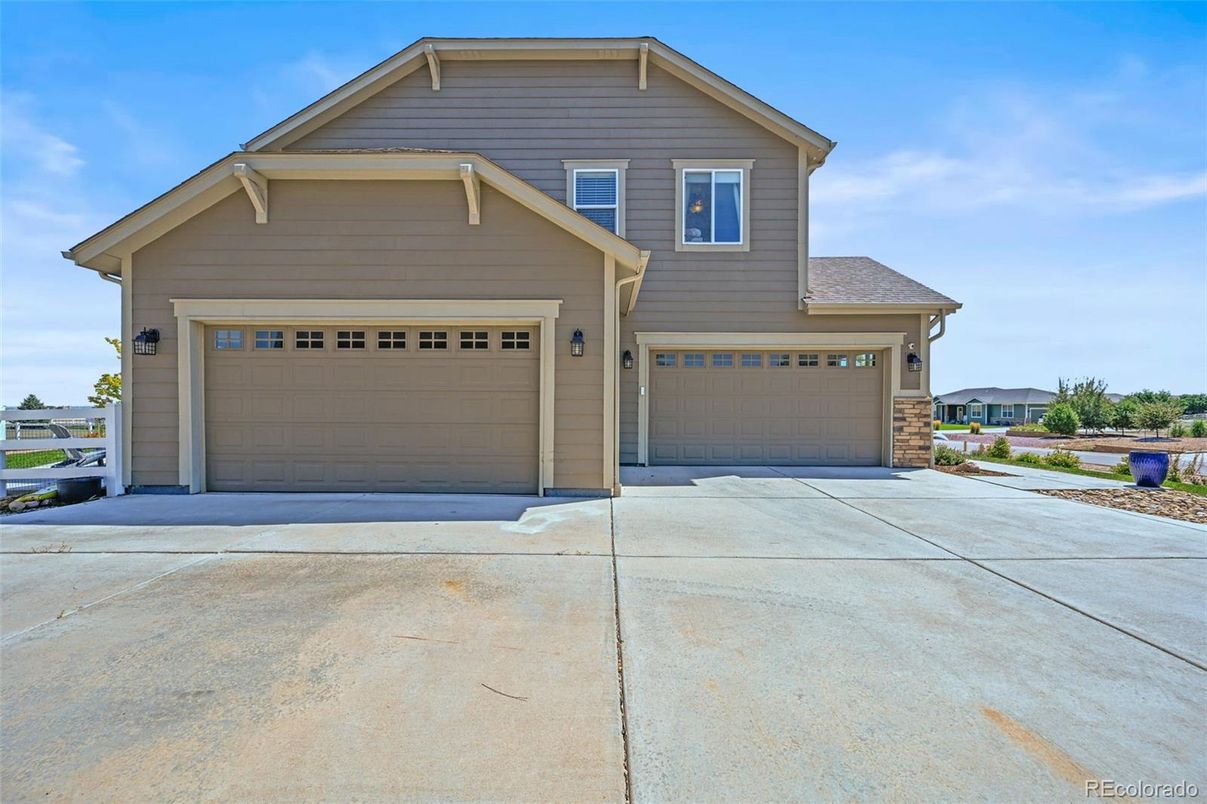 Attached, Exterior, Facade, American Craftsman