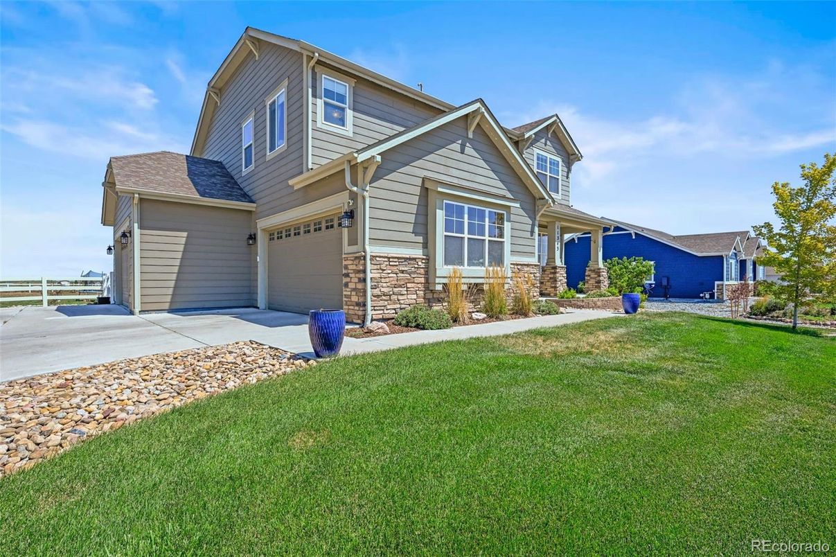 Attached, Exterior, Facade, American Craftsman