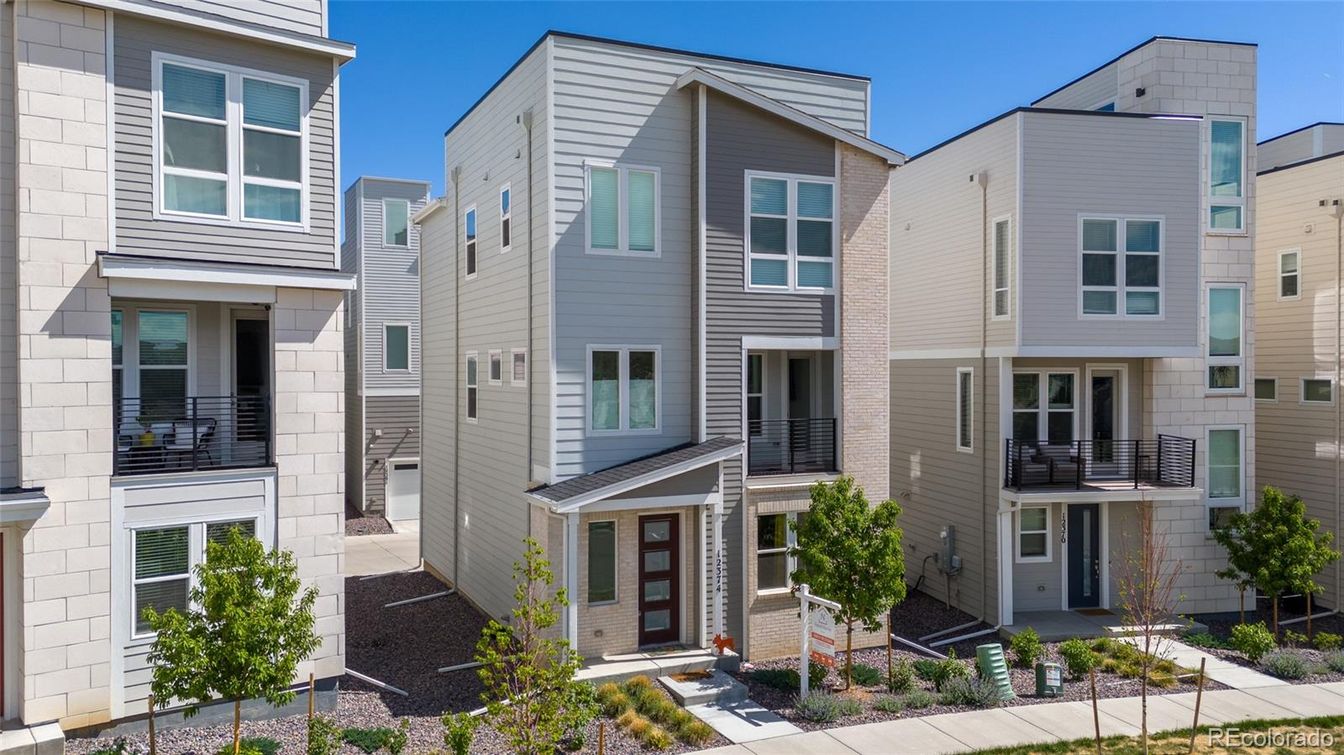 Exterior, Facade, Rowhouse
