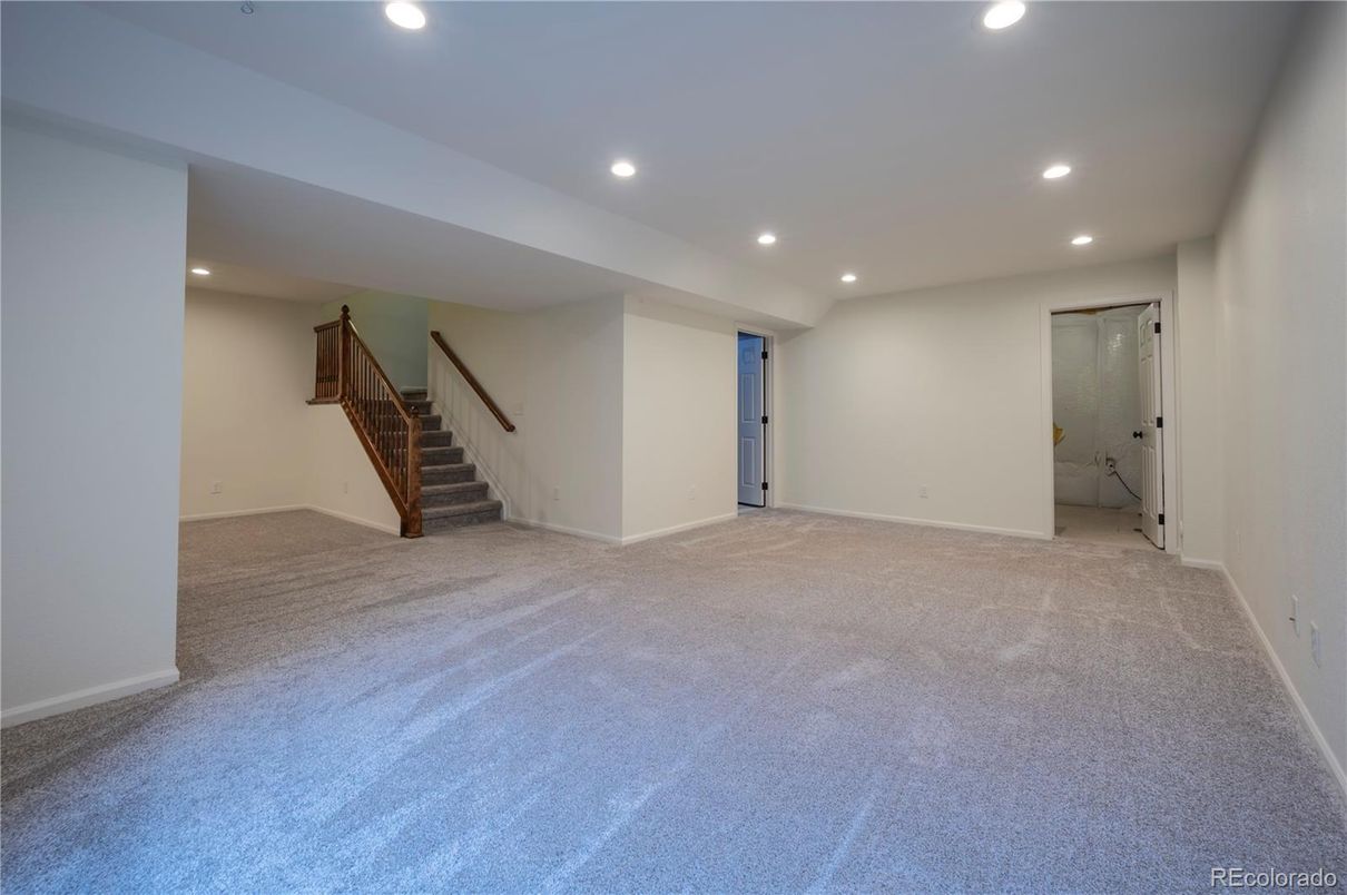Empty room, Interior, Recessed Lighting