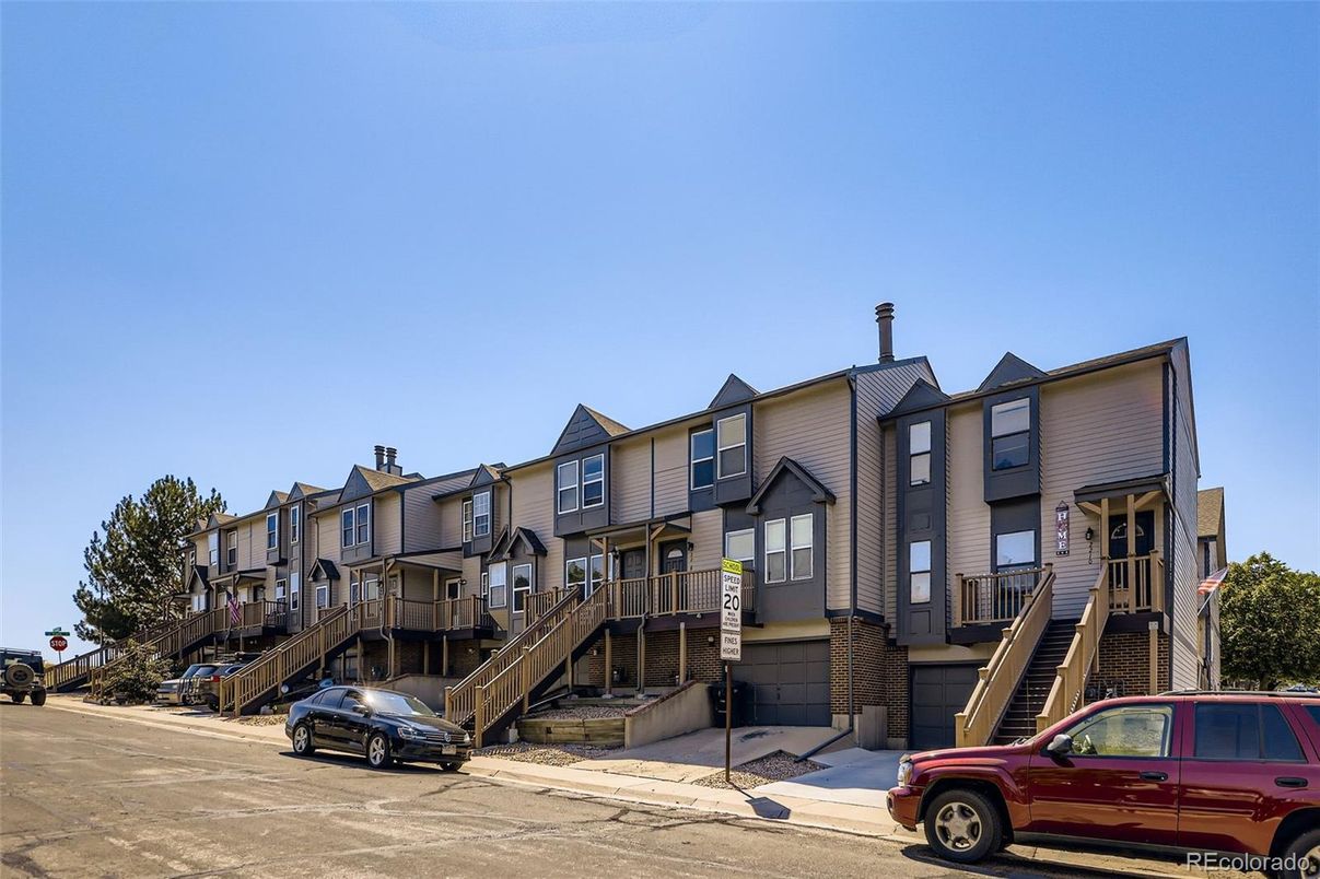 Exterior, Facade, Rowhouse