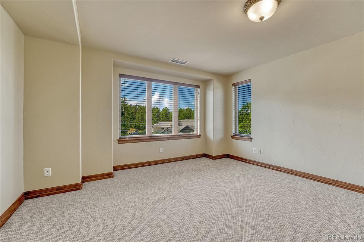 Empty room, Interior