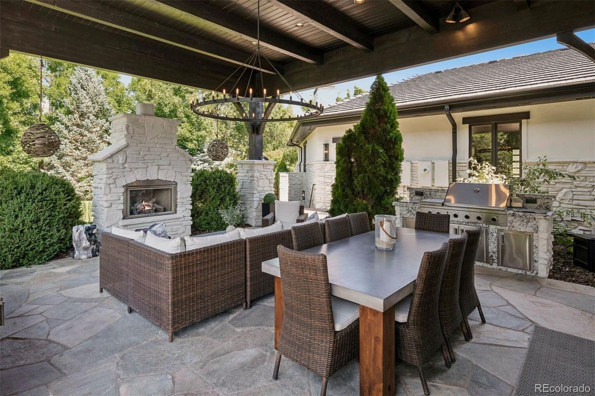 Exterior, Fireplace, Outdoor Kitchen