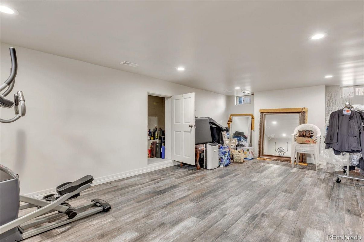 Fitness Equipment, Interior, Recessed Lighting, Wood Texture Flooring