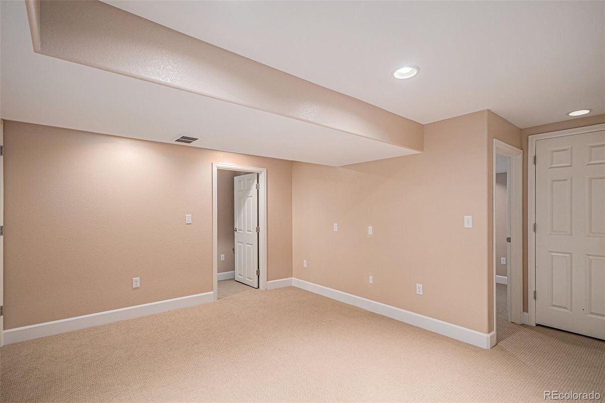 Empty room, Interior, Recessed Lighting