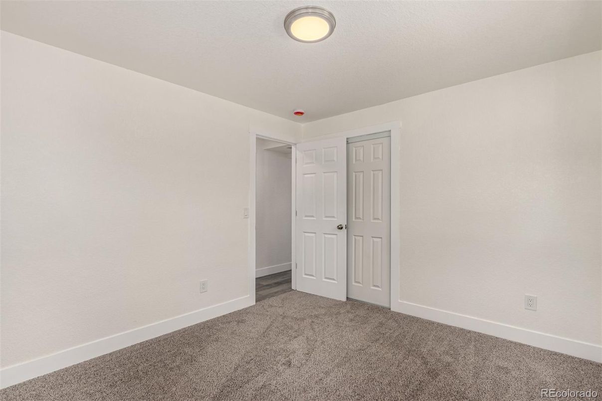 Empty room, Interior