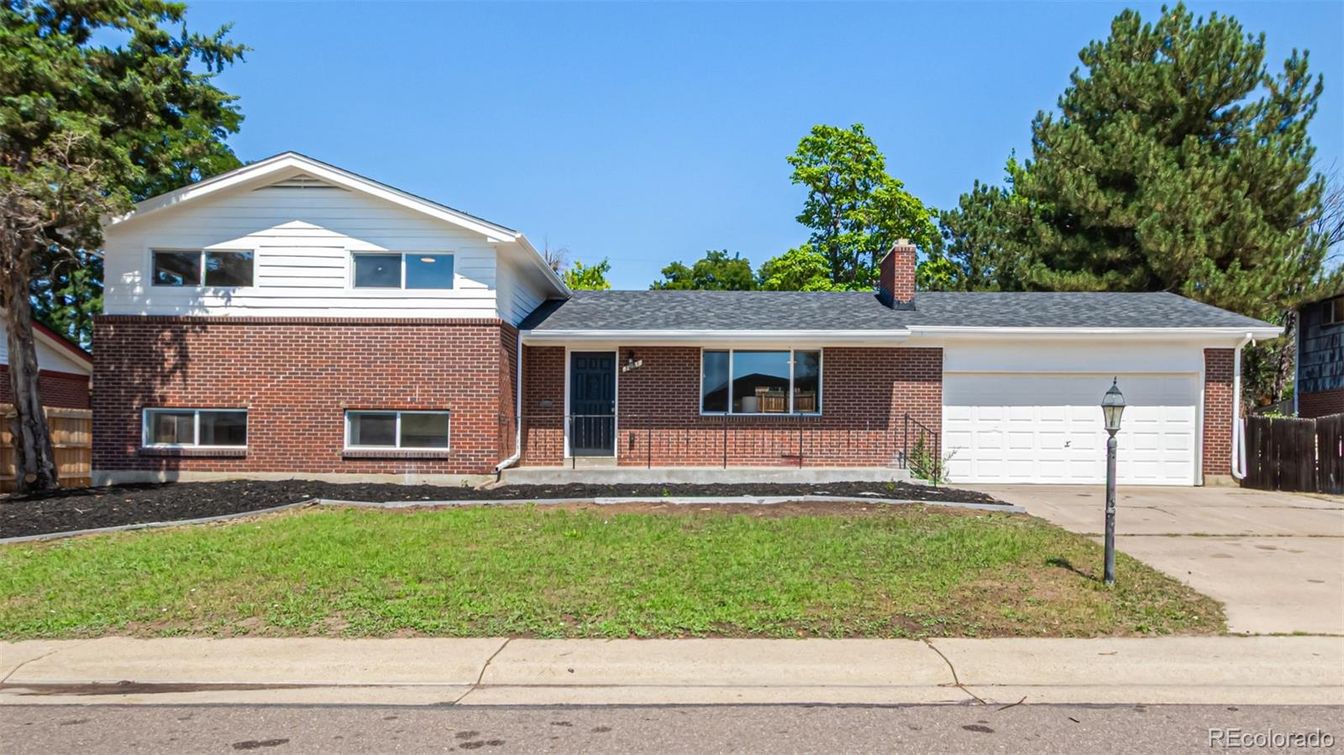 Attached, Exterior, Facade, Brick Facade, Split Level