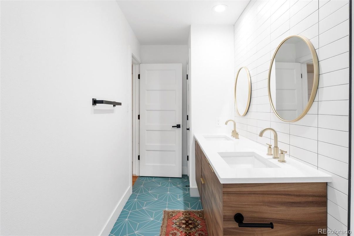 Bathroom, Dual Sink Vanities, Interior, Recessed Lighting