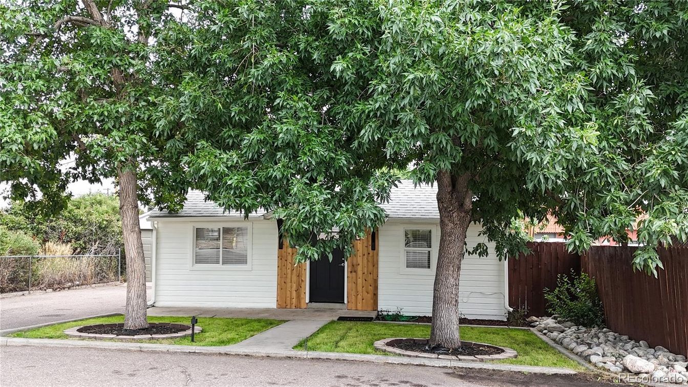 Exterior, Facade, Ranch