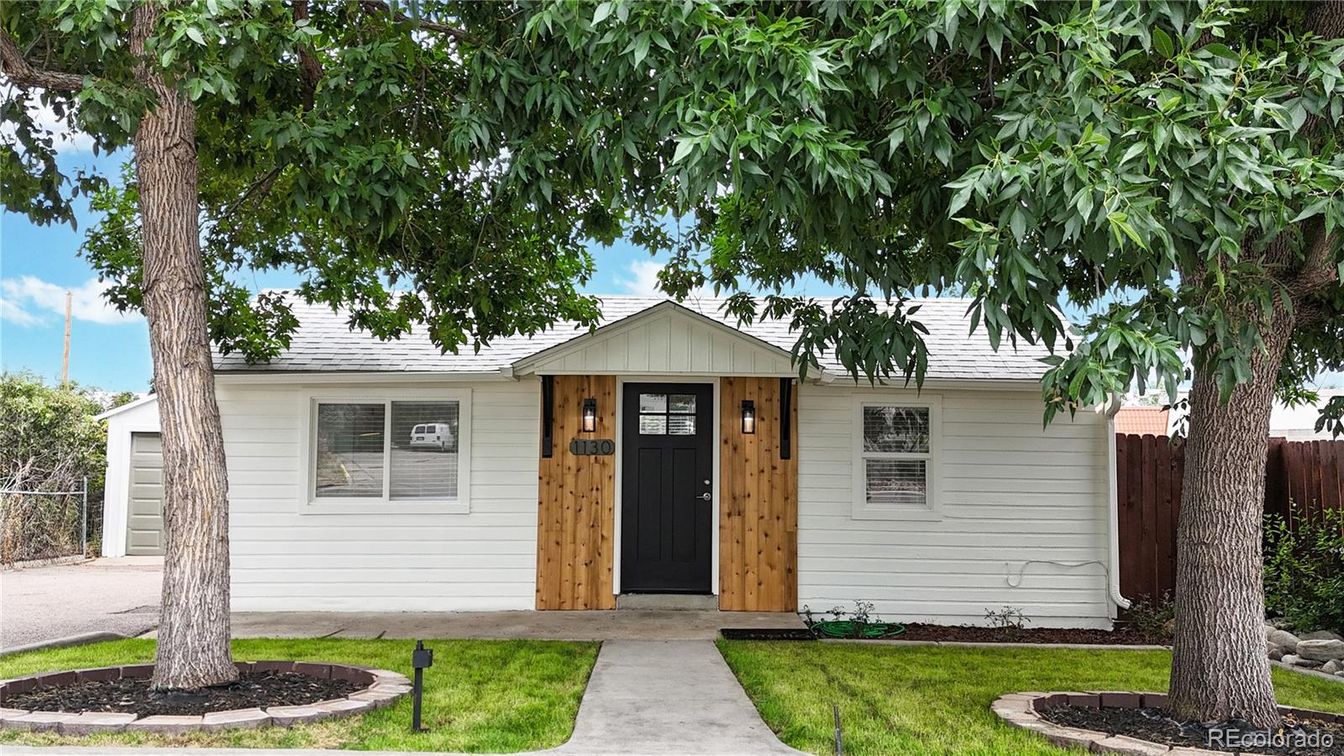 Exterior, Facade, Ranch