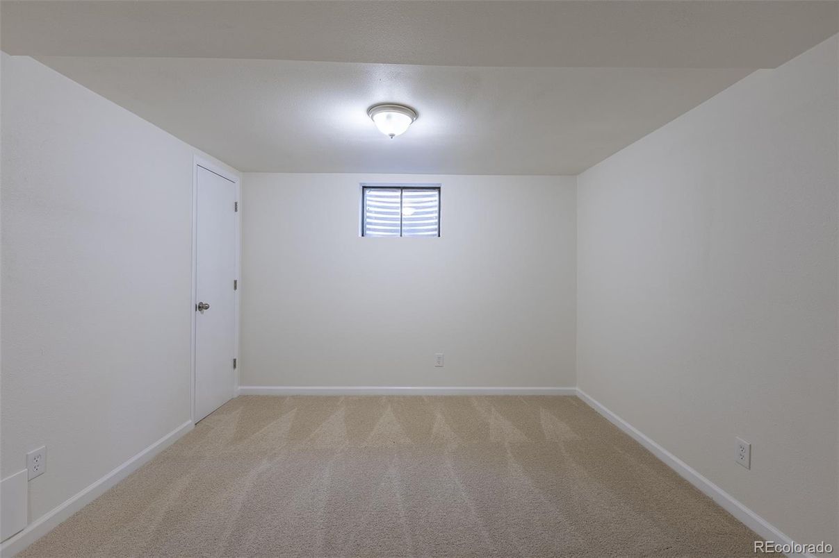 Empty room, Interior