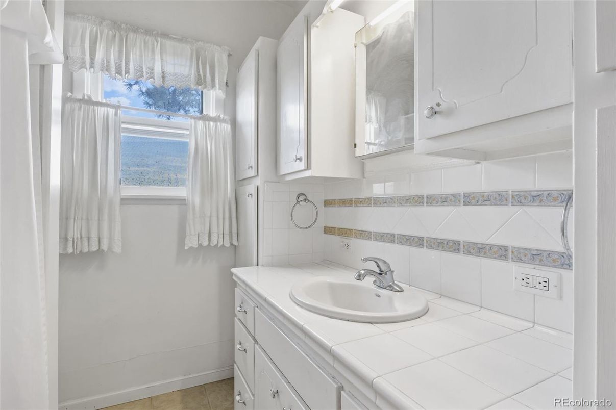 Bathroom, Interior, Tile Countertops