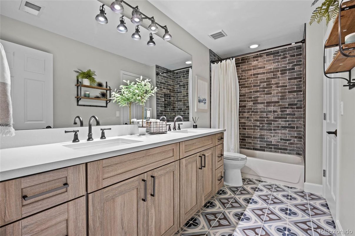 Bathroom, Dual Sink Vanities, Interior, Recessed Lighting