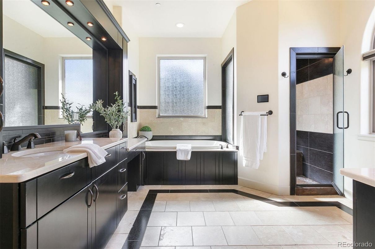 Bathroom, Dual Sink Vanities, Interior, Recessed Lighting