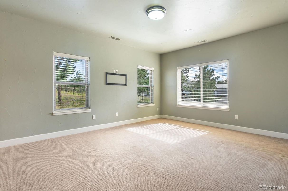 Empty room, Interior
