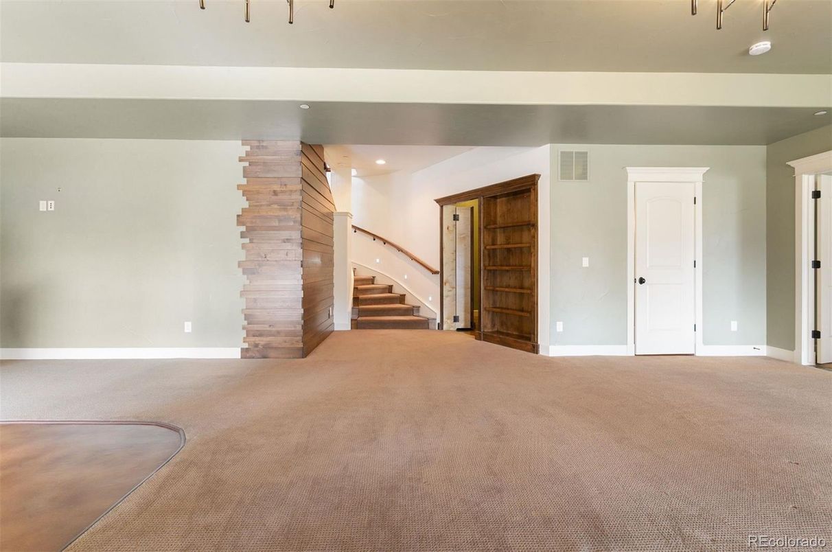 Empty room, Interior, Recessed Lighting