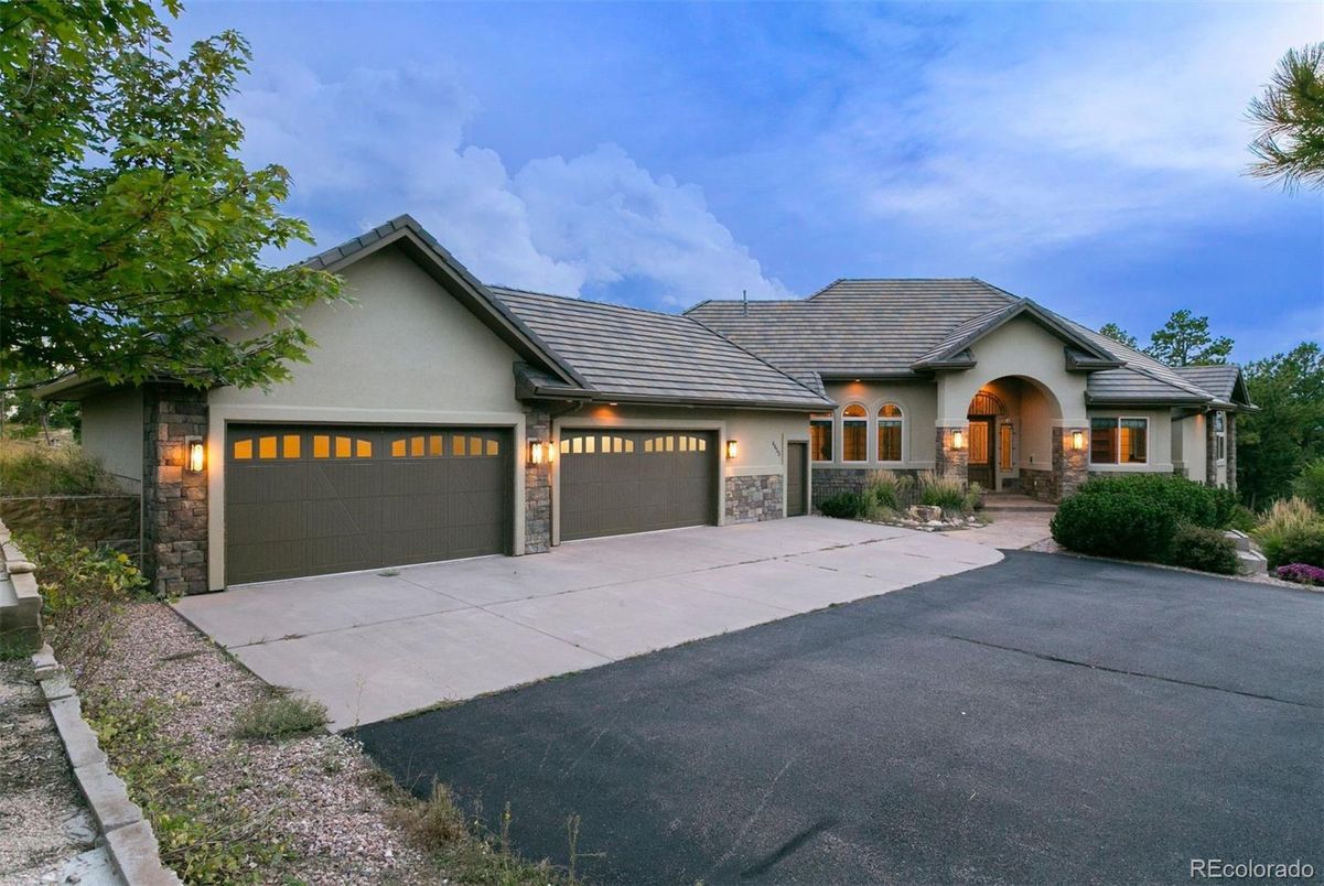 Attached, Exterior, Facade, Ranch