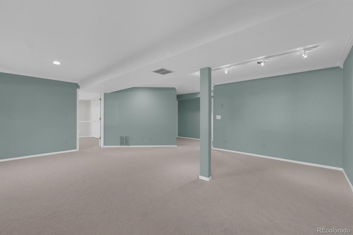 Empty room, Interior, Recessed Lighting